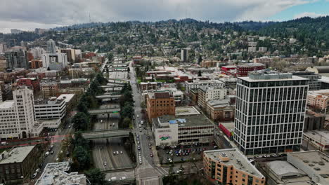 Sobrevuelo-Aéreo-V107-De-Portland,-Oregon,-En-El-Centro-De-La-Ciudad-A-Lo-Largo-De-La-Autopista-Interestatal-405-Hacia-Goose-Hollow,-Capturando-El-Paisaje-Urbano-Y-El-Vecindario-Residencial-En-La-Ladera---Filmado-Con-El-Cine-Mavic-3---Agosto-De-2022