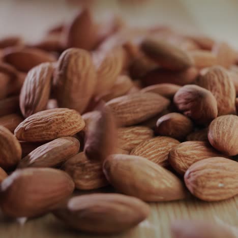 granos de almendras caen en una pila