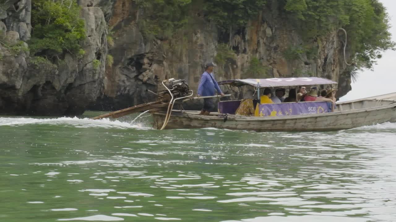 barco lleno de turistas despegando para explorar las islas de tailandia