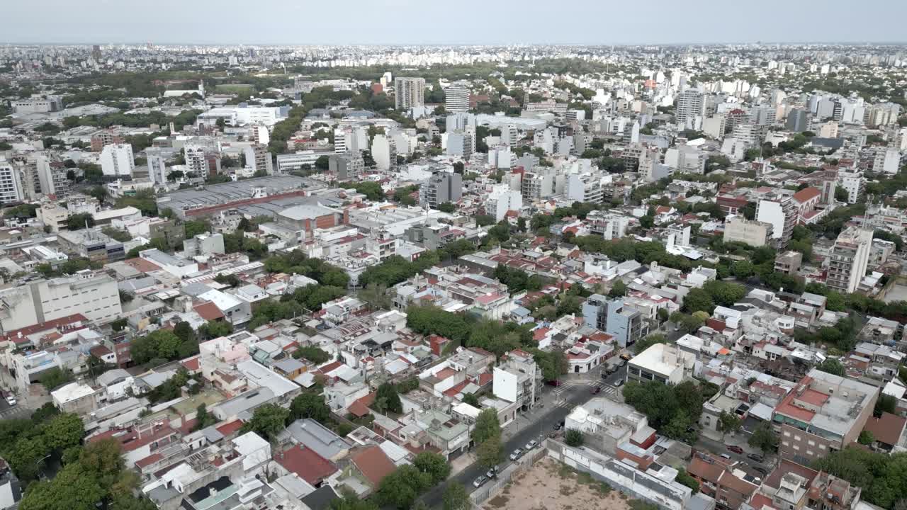Paisaje urbano aéreo de los barrios de Villa Ortúzar y Chacarita en la Ciudad de Buenos Aires, Argentina, durante el verano con cielo despejado