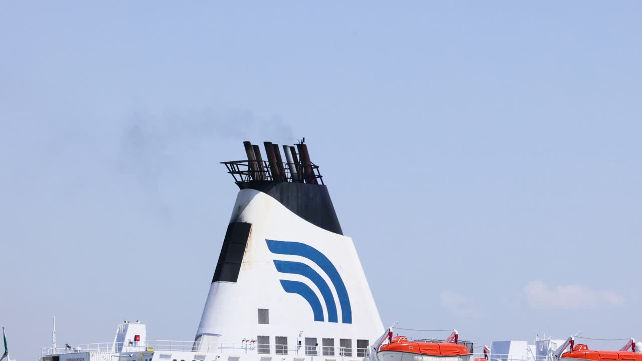 연기 흔적과 함께 항구를 떠나는 페리