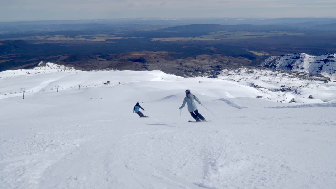 los niños esquiadores y snowboarders despegan de una pista alpina cuesta abajo en el monte ruapehu