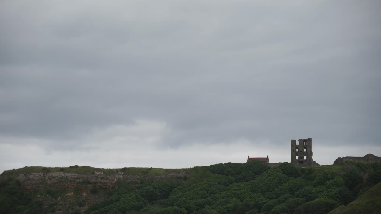 las ruinas del castillo de scarborough contra un cielo nublado y nublado