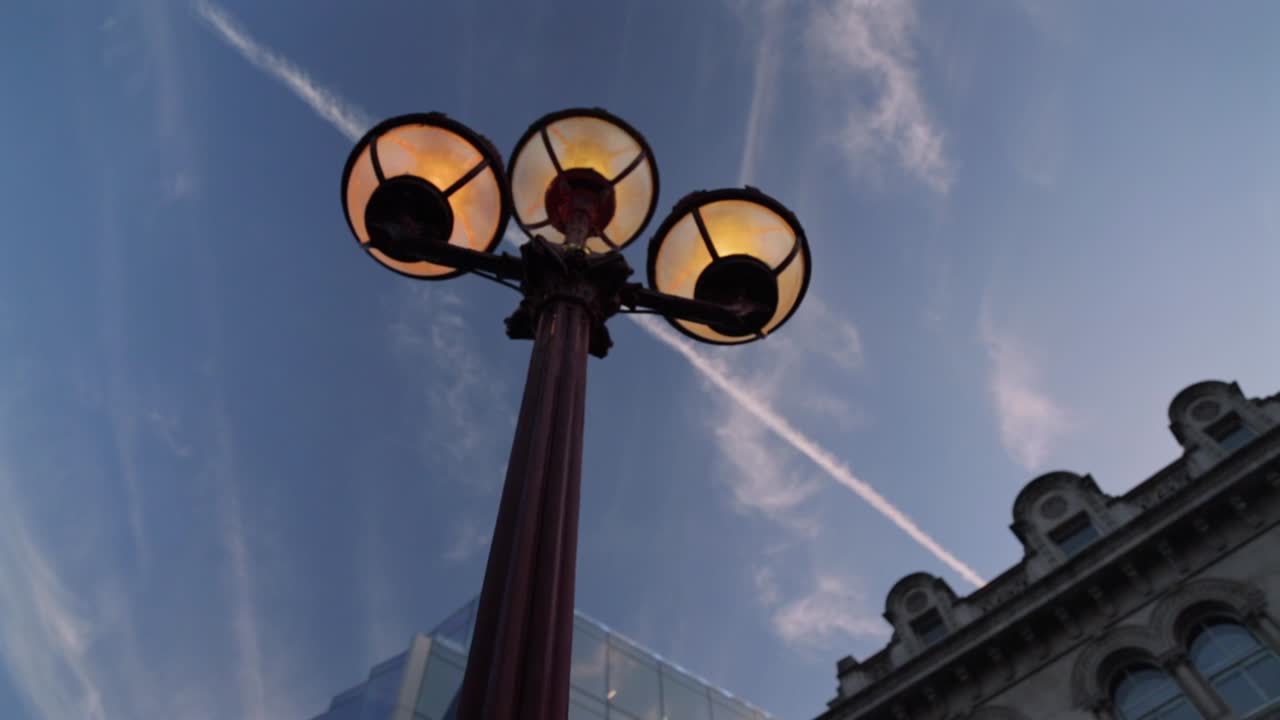 도시 풍경 에 있는 빈티지 거리 램프