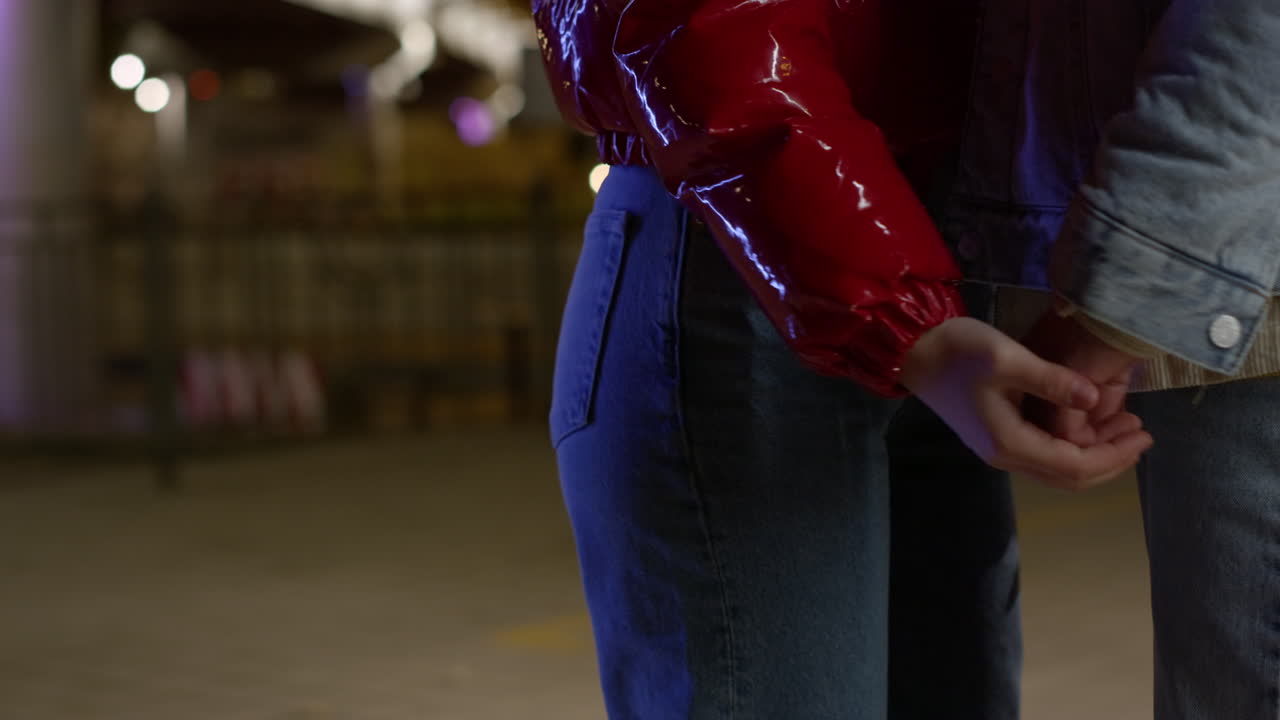 неизвестная пара ласкает друг друга руками на открытом воздухе.