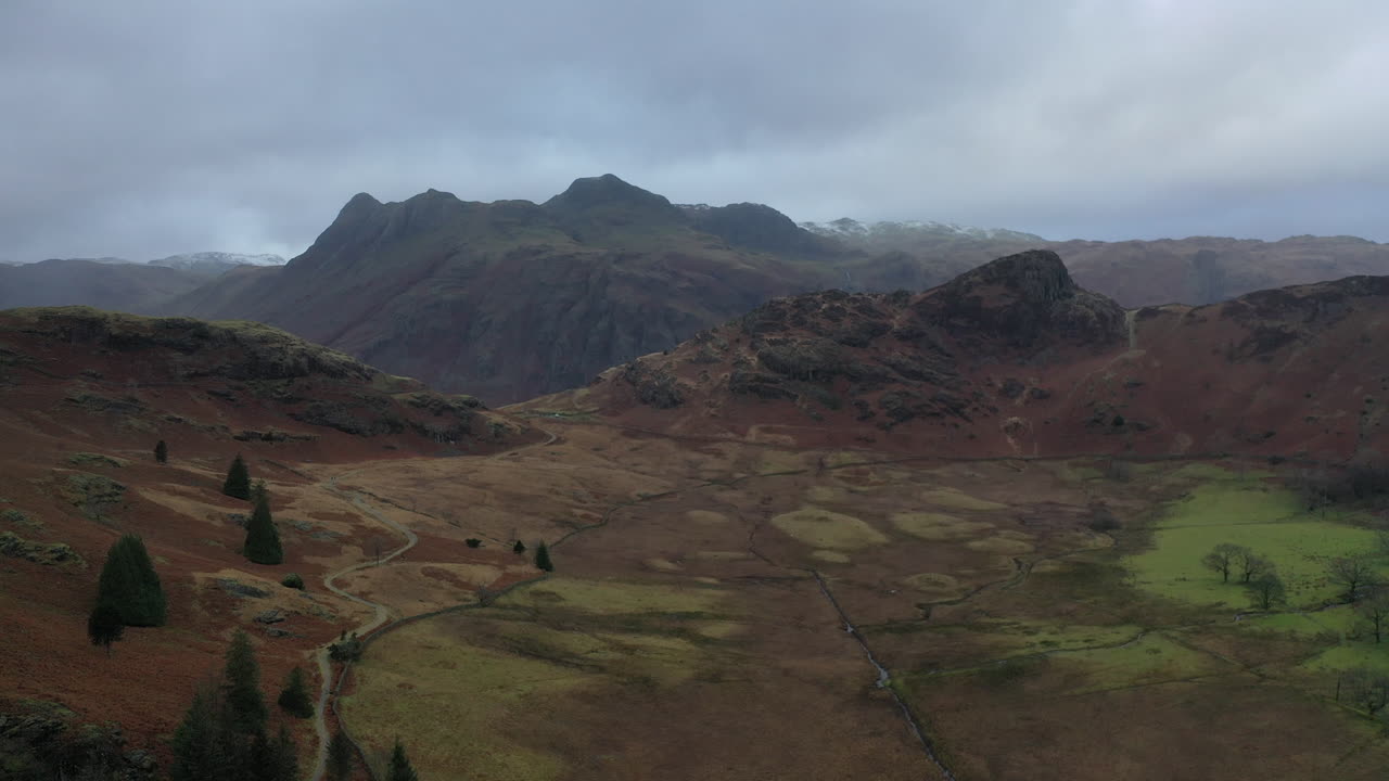imágenes aéreas en aumento desde blea tarn hasta 120 metros mirando hacia la cordillera langdale en cumbria
