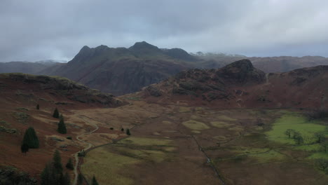 Steigende-Luftaufnahmen-Vom-Blea-Tarn-Bis-Zu-120-Meter-Mit-Blick-Auf-Die-Langdale-Bergkette-In-Cumbria