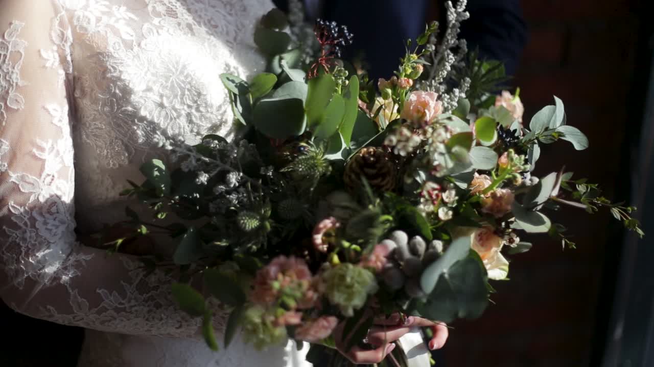 La sposa con un bellissimo bouquet nuziale