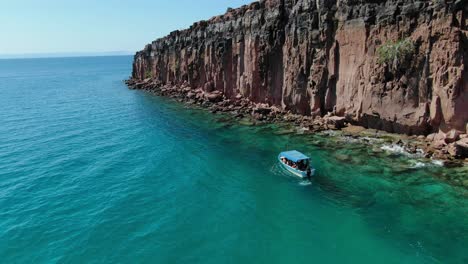 La-Vista-Aérea-Se-Aleja-Del-Tiro,-Un-Parque-De-Botes-Turísticos-Al-Lado-De-La-Isla-Espiritu-Santo-En-Baja-Sur,-México,-Vista-Panorámica-Del-Mar-Verde-Esmeralda-En-Un-Día-Soleado