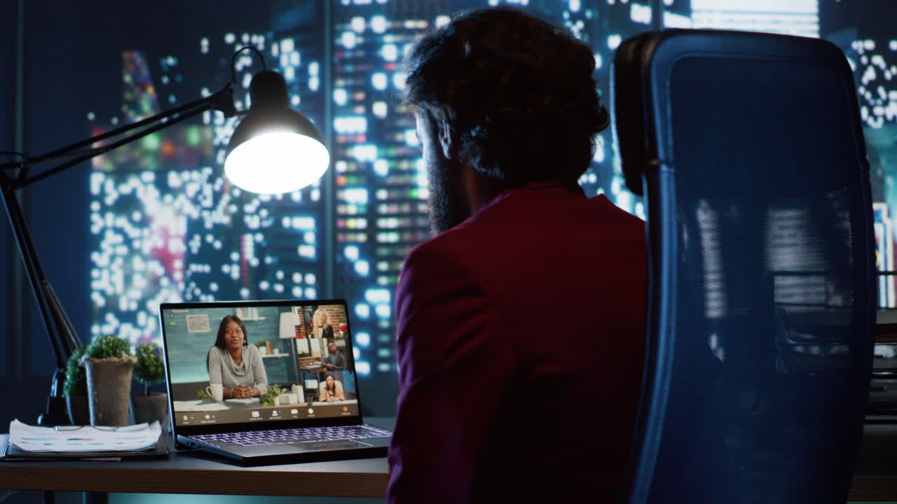 el presidente y el personal se reúnen a través de una conexión de conferencia telefónica.