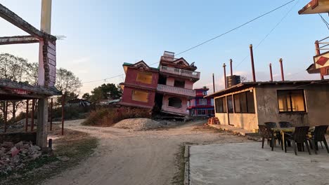 Perro-Pastor-Frente-A-Una-Casa-Destruida-Por-Un-Terremoto-En-Chisapani,-Nepal