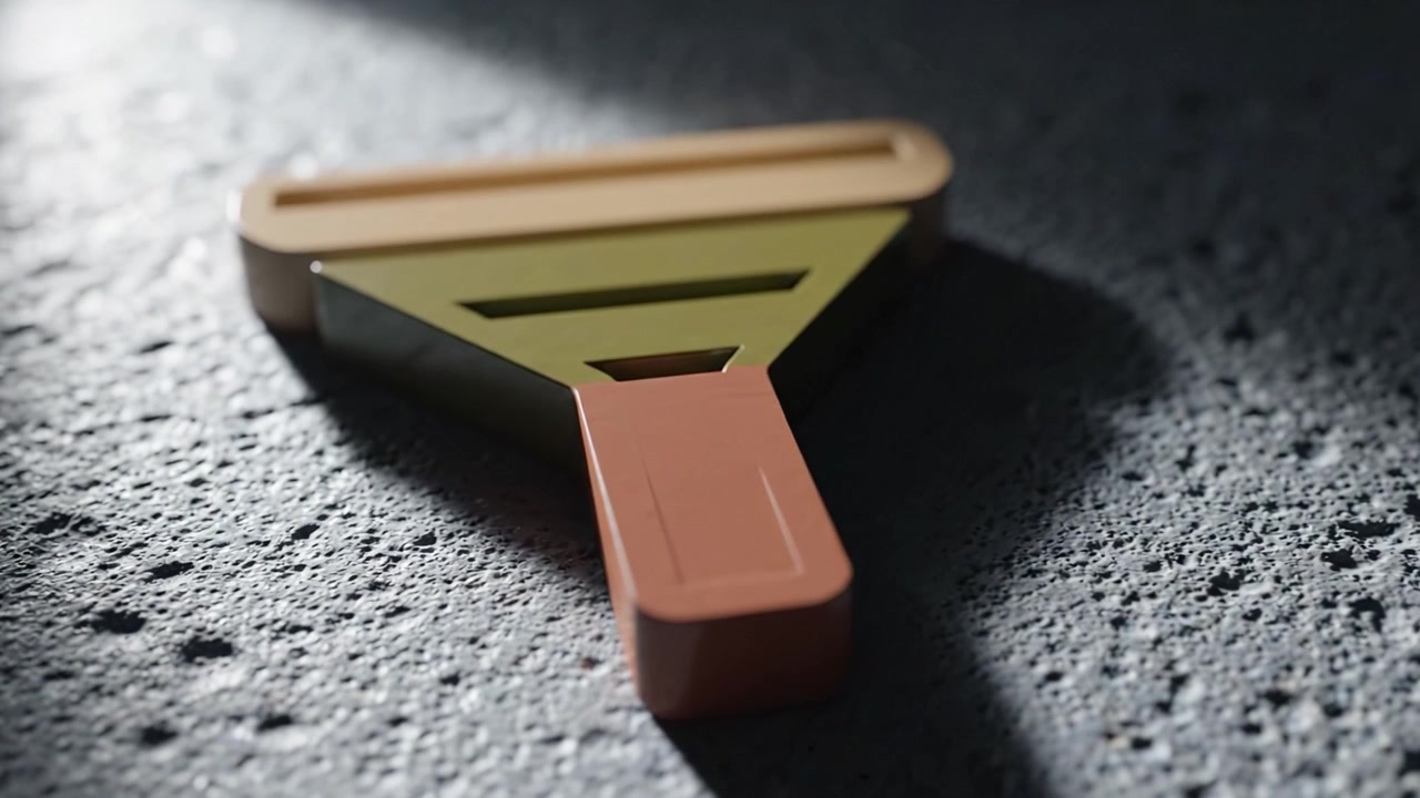 Un primo piano di un moderno tergivetro appoggiato su una superficie ruvida, che ne evidenzia i colori e il design distintivi, catturando l'essenza degli strumenti di pulizia minimalisti.