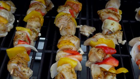 Hähnchenkebab-Auf-Dem-Grill-In-Zeitlupe-Kochen