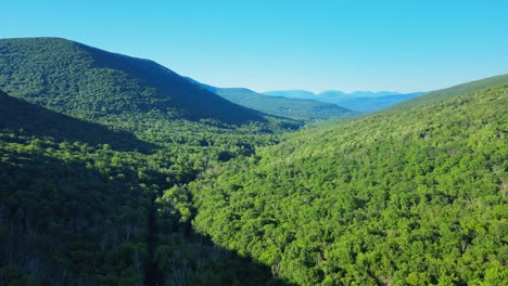 imágenes de video de drones aéreos del horario de verano en las montañas catskill en el valle hudson de nueva york