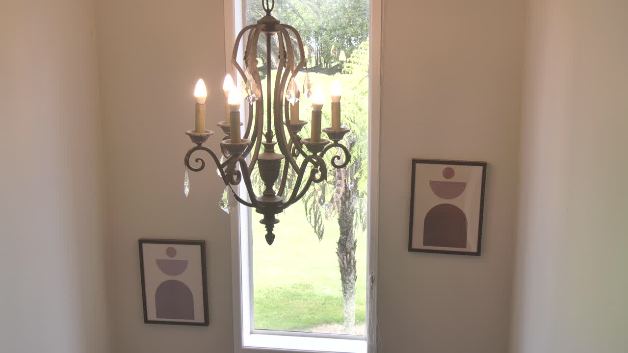 천장에 매달린 우아하고 아름다운 들리어의