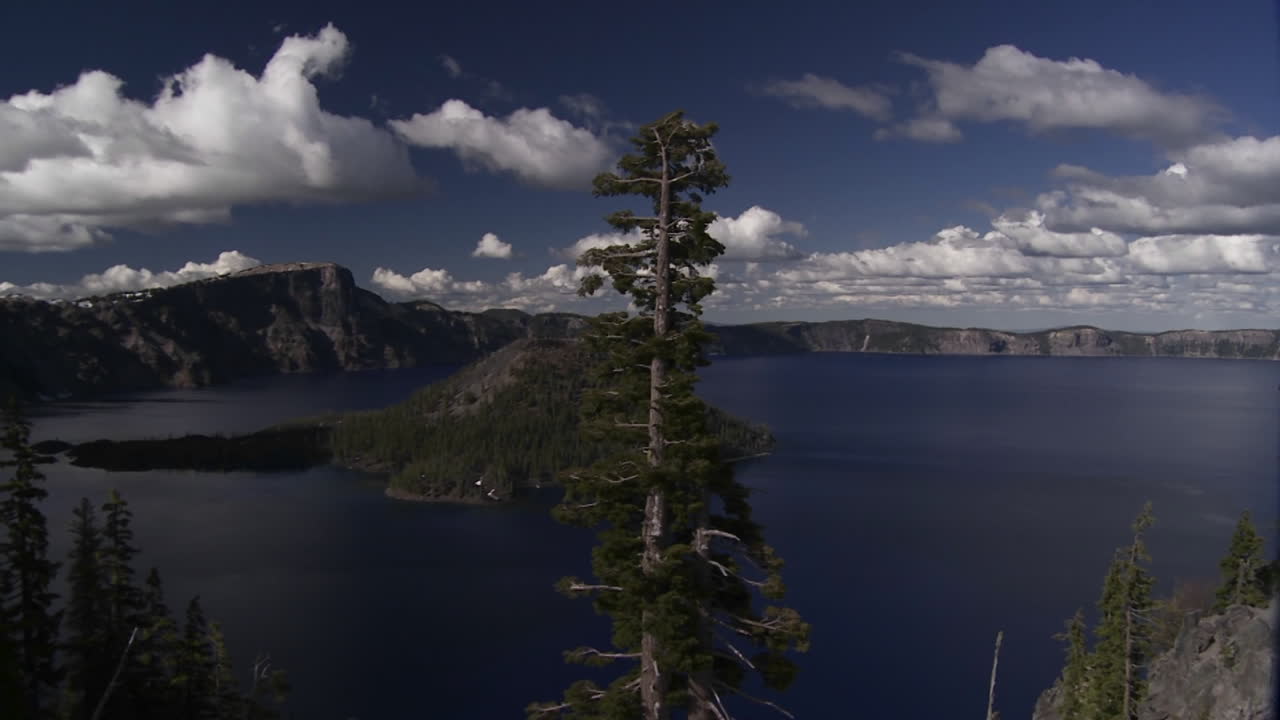las hermosas orillas del lago del cráter de oregon