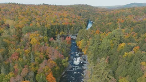 Aéreo-Sobre-Tobey-Falls-A-Lo-Largo-De-Big-Wilson-Stream-En-Otoño