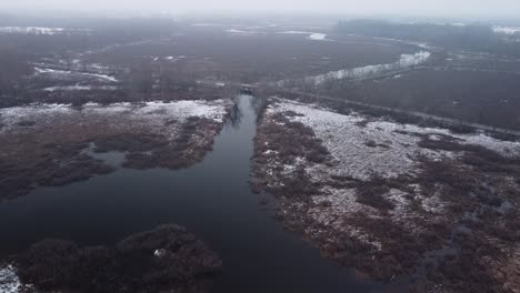 Drone-Volando-A-Través-De-La-Niebla-Cerca-De-Un-Puente-Cerca-De-Humedales-En-Sudbury,-Massachusetts