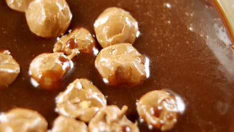bolas de caramelo en chocolate derretido 4k