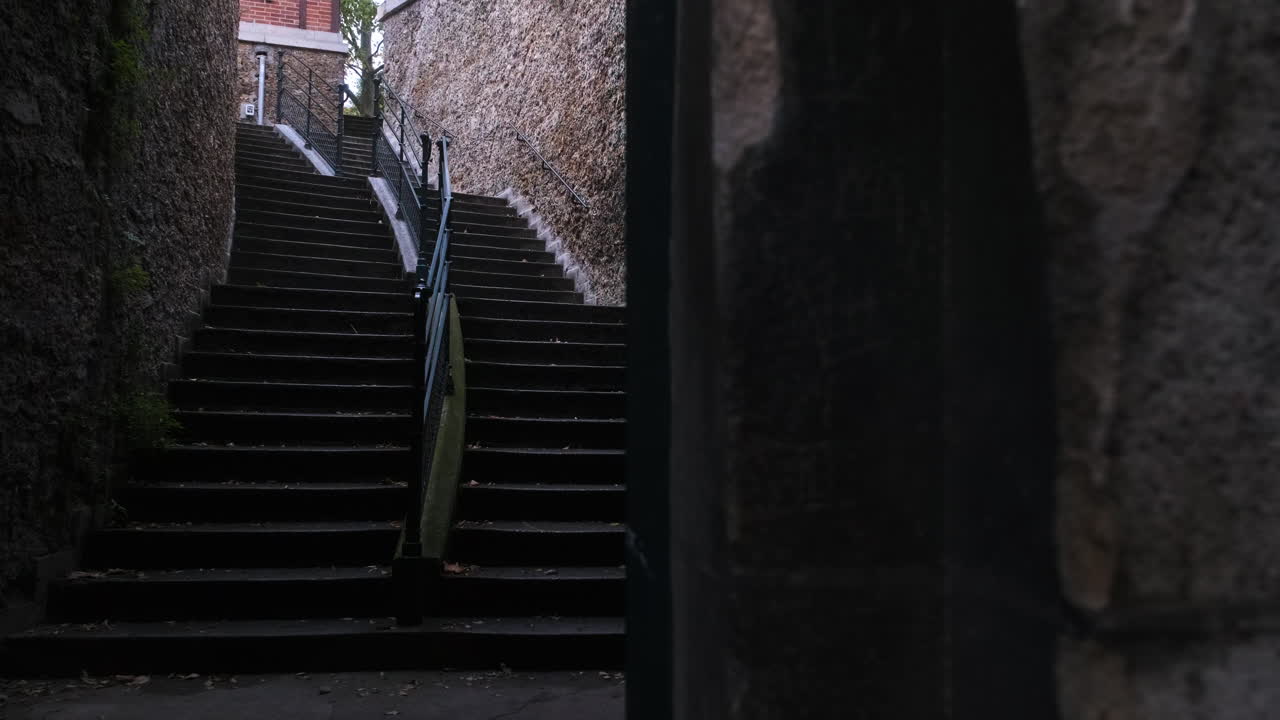 pere lachaise 공동 묘지의 남쪽 입구 돌 계단의 왼쪽 돌리 샷 이동