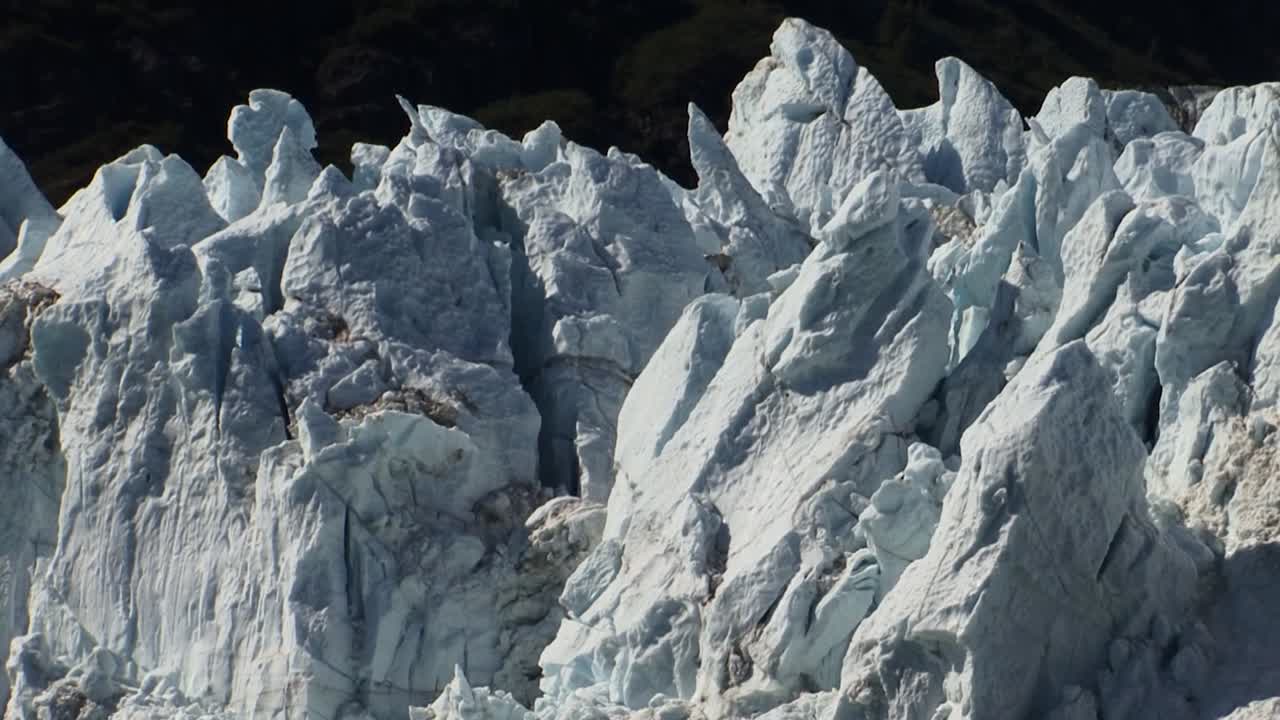 알래스카 빙하의 들쭉날쭉한 독특한 모양