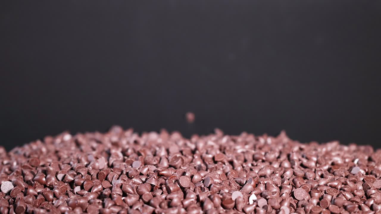 초콜릿 조각이 떨어지고 어리로 축적됩니다.