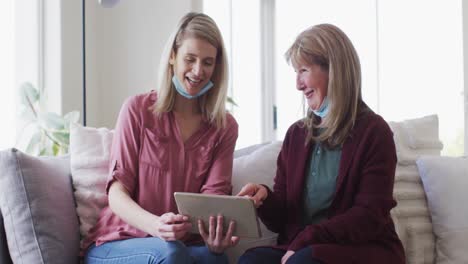 Mutter-Und-Tochter-Nutzen-Zu-Hause-Ein-Digitales-Tablet