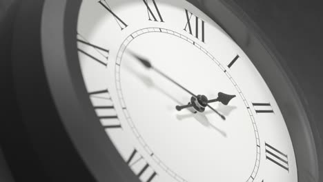 reloj latino en el lapso de tiempo en la pared gris oscuro