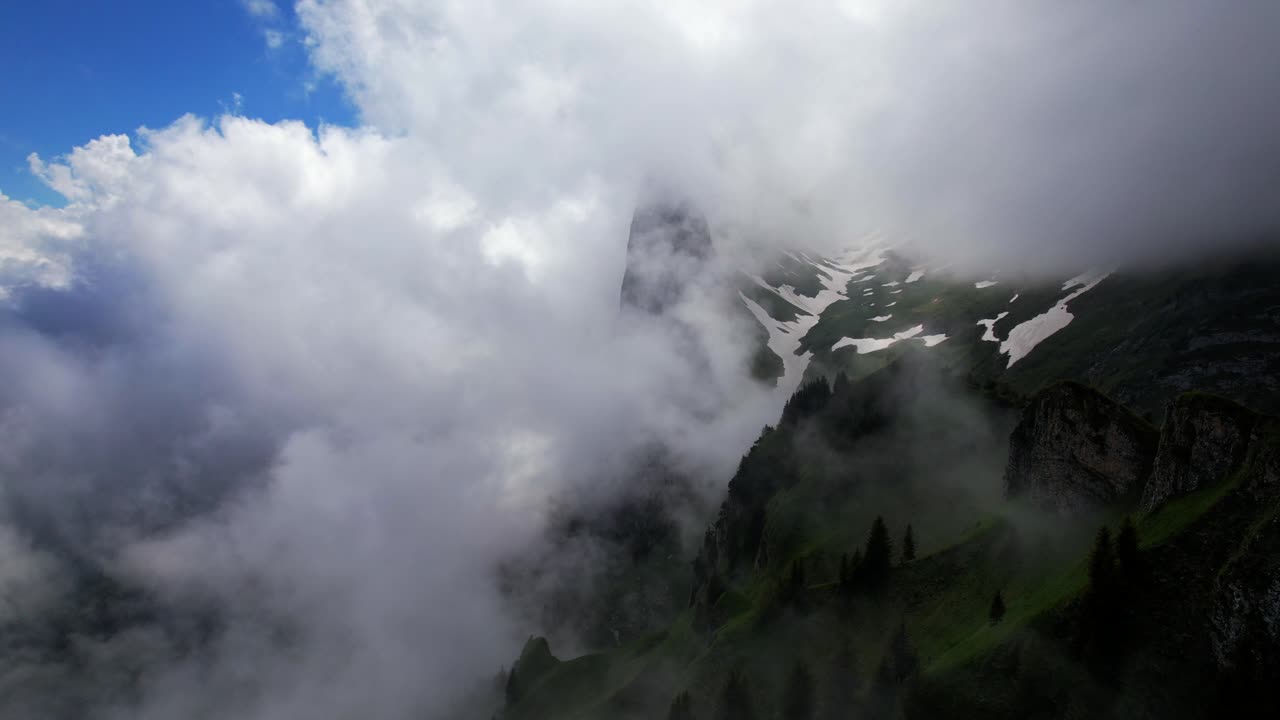 un dron de 4k vuela a través de la niebla en la cresta de saxer lücke en appenzell, suiza.