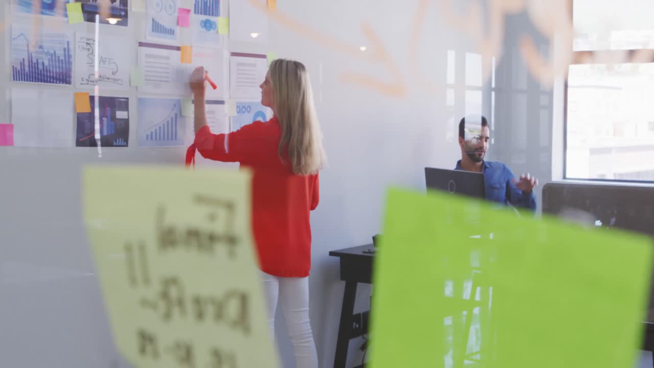 mujer de negocios que trabaja en una oficina moderna