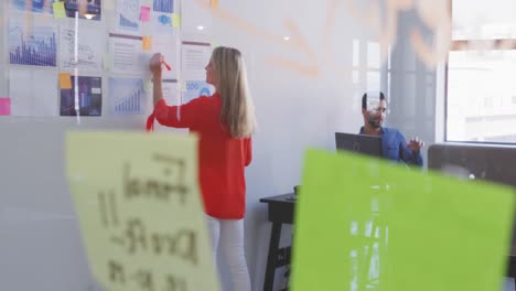 mujer de negocios que trabaja en una oficina moderna