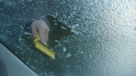 Primer-Plano-De-Raspar-El-Hielo-Del-Parabrisas-De-Un-Automóvil