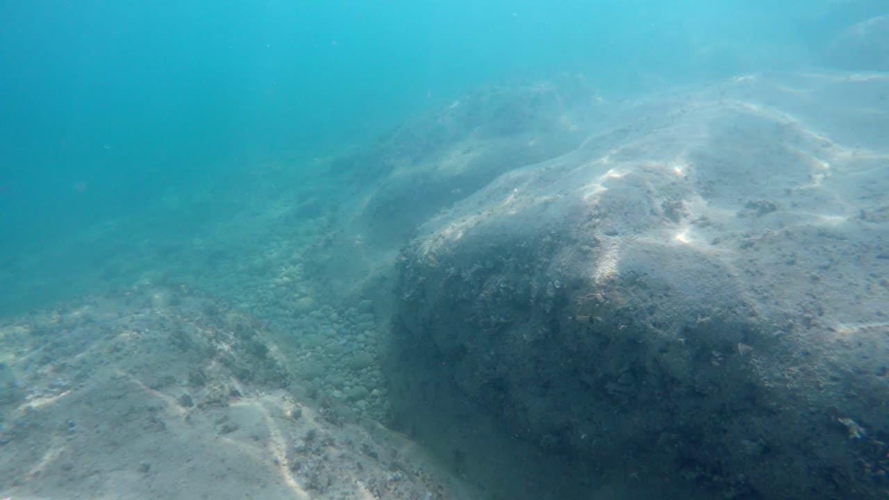 bucear en aguas poco profundas del mar mediterráneo