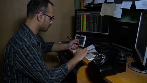 corredor de bolsa viendo acciones