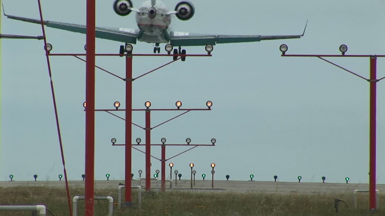 un avión a reacción aterriza en la pista de un aeropuerto 1