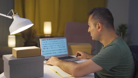 el hombre del comercio electrónico hace un gesto positivo a la cámara.