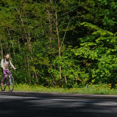 tiro de ángulo bajo: hombre montando en bicicleta