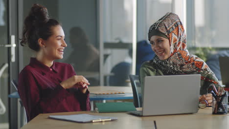 Mujer-De-Negocios-Hablando-Con-Una-Colega-En-Hijab