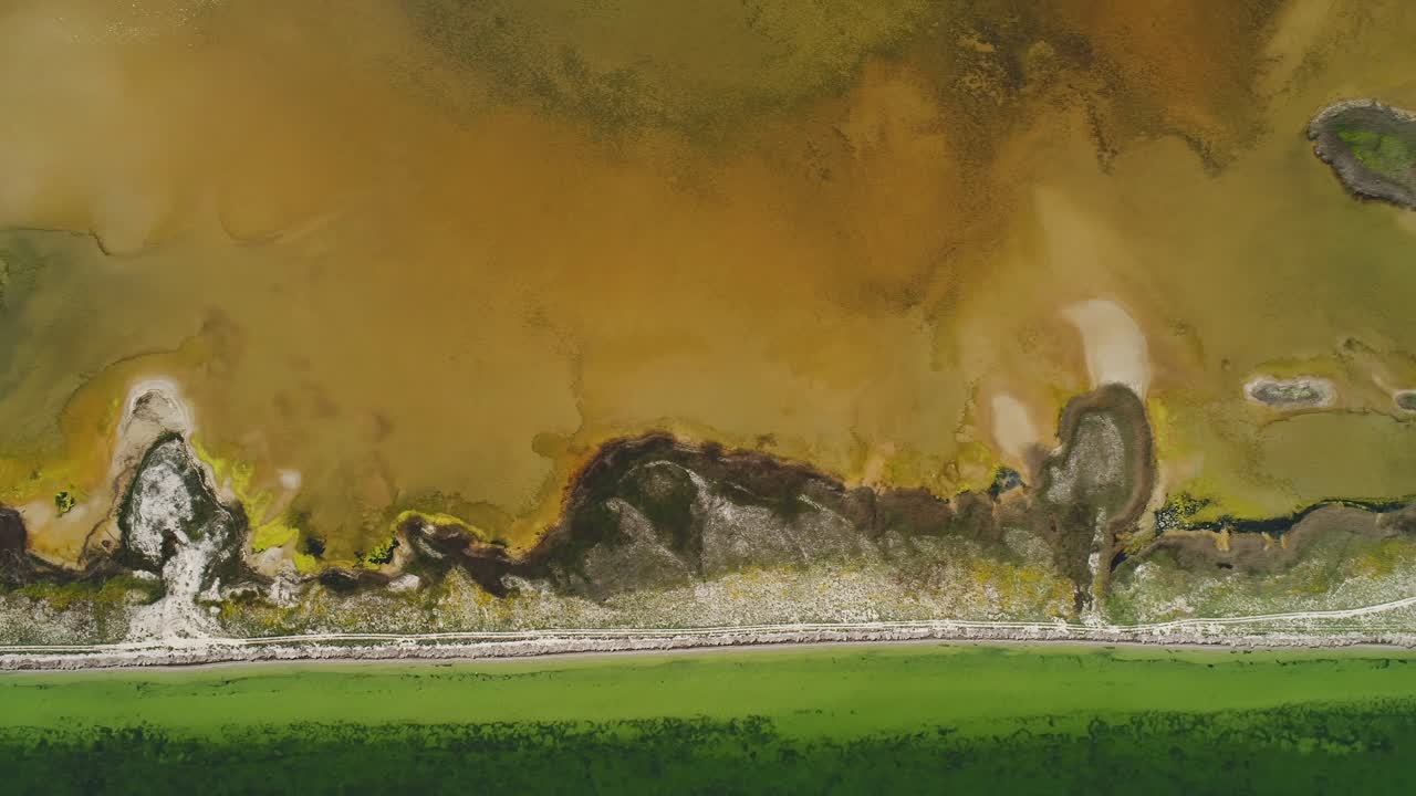 해안 에 있는 소금 호수 의 공중 사진