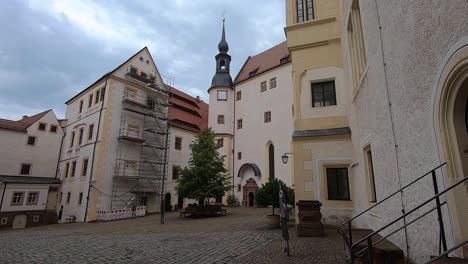 Castillo-De-Colditz-Caminando-Hacia-El-Patio-Principal