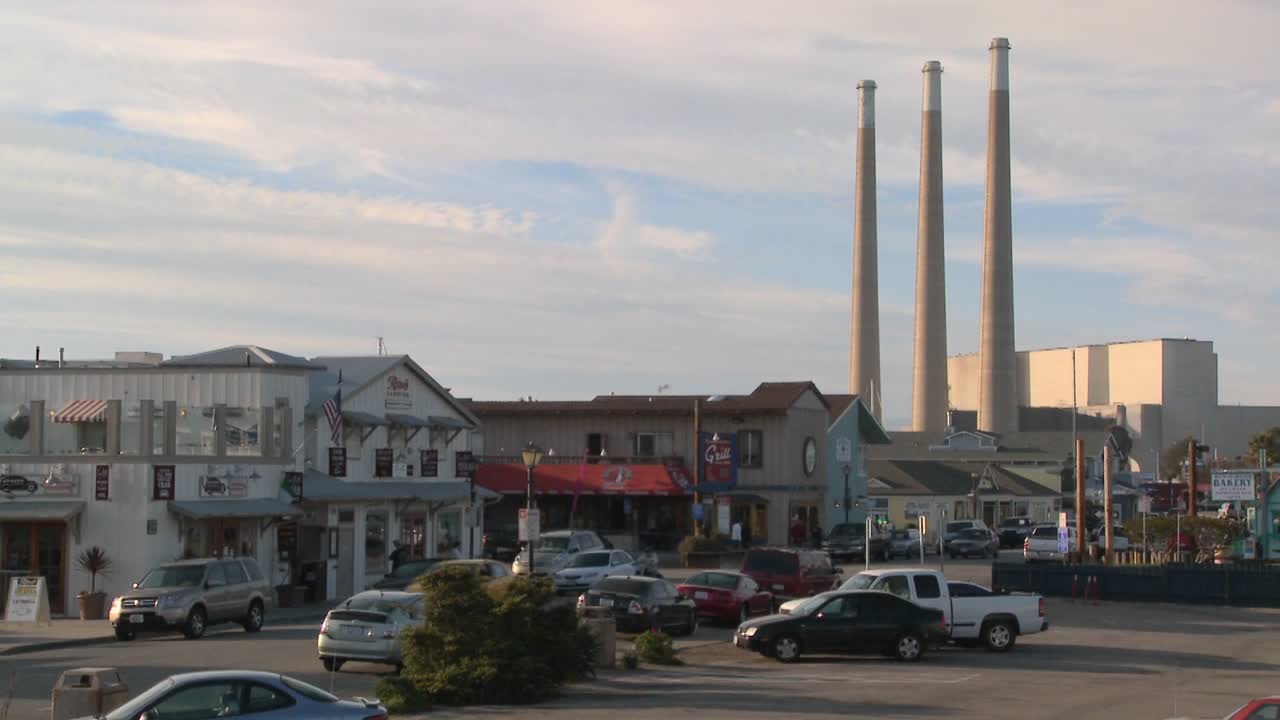 la ciudad de morro bay en california con chimeneas industriales en el fondo 1