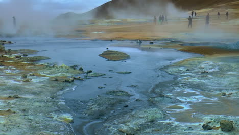 imágenes en cámara lenta de manantiales termales, fumarolas humeantes y ollas de barro hirviendo en el área geotérmica de hverir - namafjall en islandia