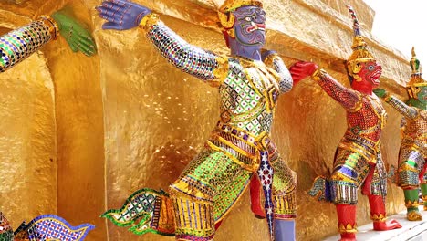 estatuas coloridas en un templo de bangkok