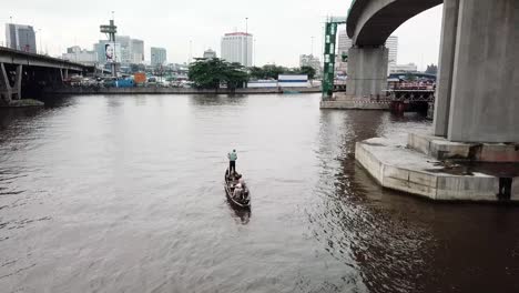 Pescadores-En-Una-Piragua-En-La-Laguna-De-Lagos-Cerca-De-Un-Puente