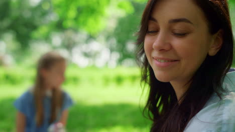 Porträt-Einer-Lächelnden-Frau-In-Der-Natur.-Mutter-Sitzt-Mit-Tochter-Beim-Picknick.