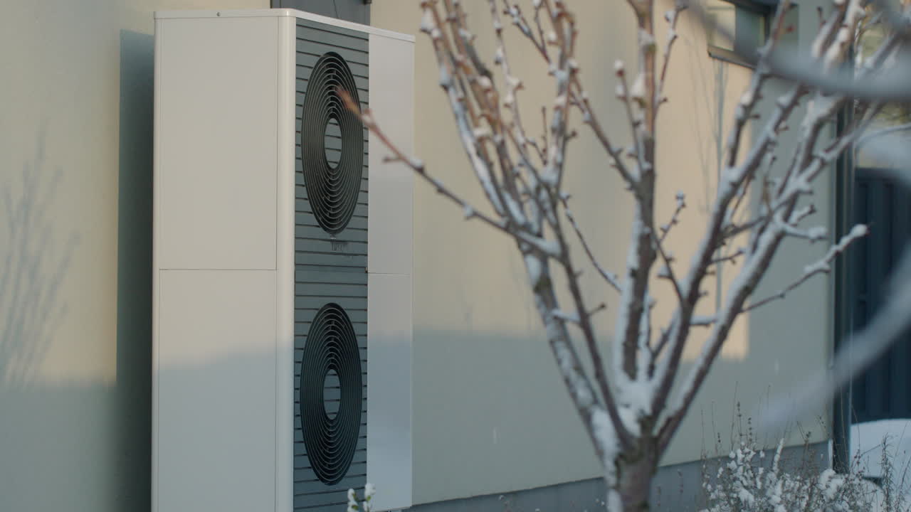 Extérieur hivernal d'une maison avec une pompe à chaleur moderne