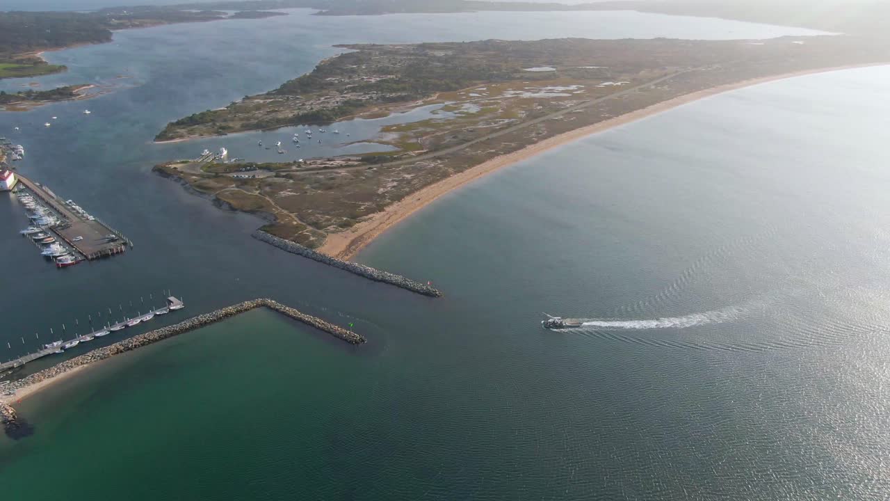 메넴샤 선착장 입구에서 항해하는 대형 어선