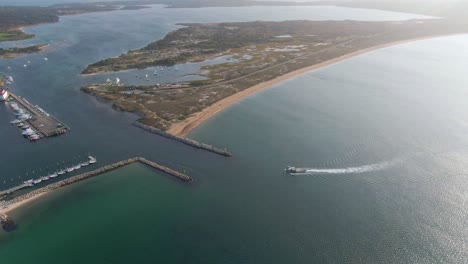 Großes-Fischerboot,-Das-Am-Eingang-Des-Yachthafens-Von-Menemsha-Segelt