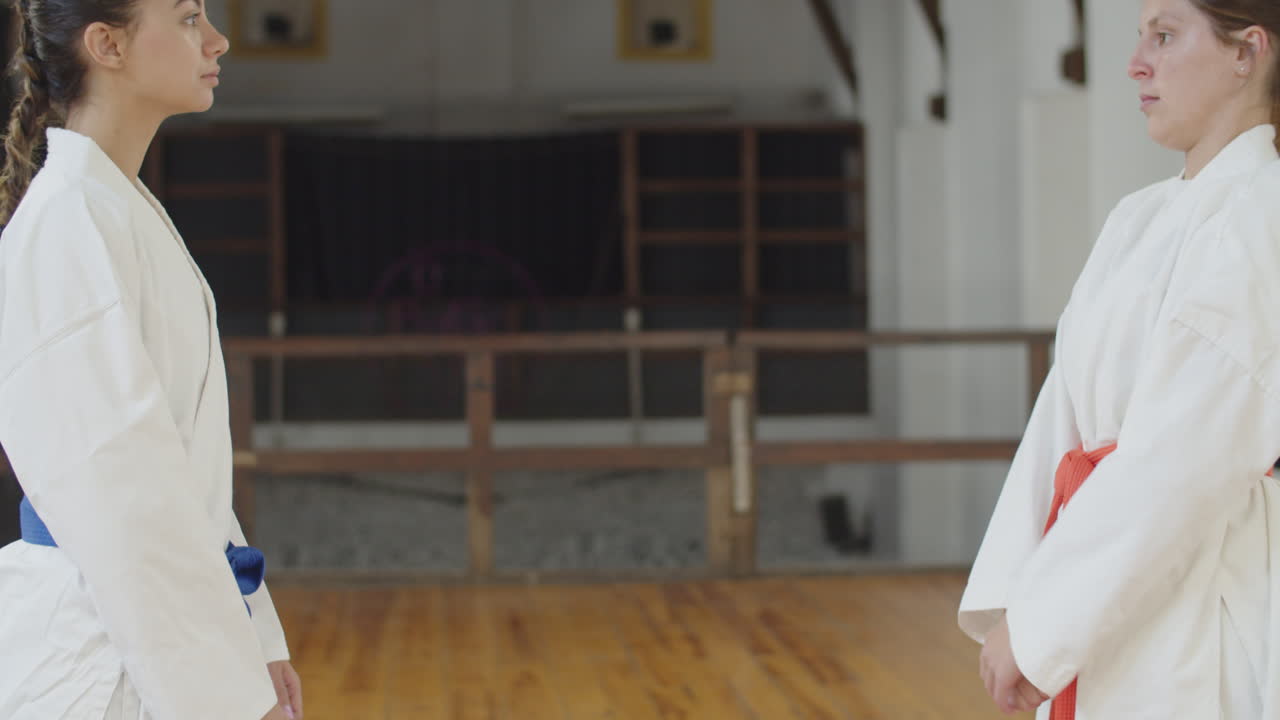 운동을 시작하기 전에 절을 하는 무술가의 옆모습