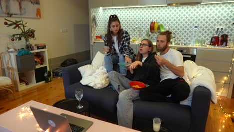 amigos viendo una película en casa